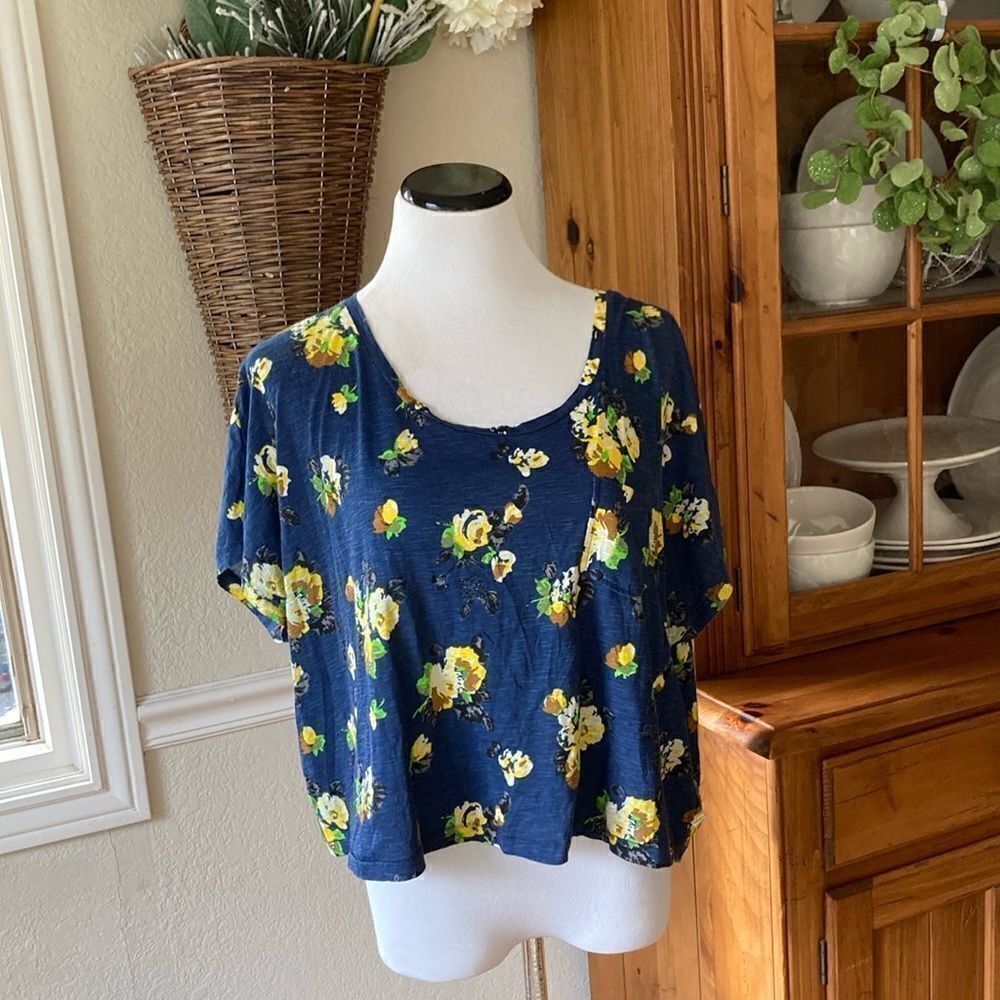 Obey Oversized Floral Cropped Top Women’s Medium EUC
